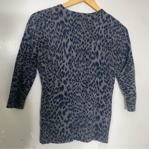 AQUA 100% Cashmere‎ Gray Leopard Cheetah 3/4 Sleeve Fitted Cardigan Womens XS - Picture 2 of 5
